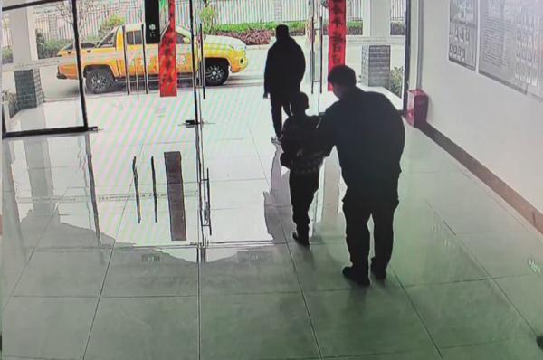 10岁男孩揣17000多现金离家出走！留言：你们过你们幸福的生活吧