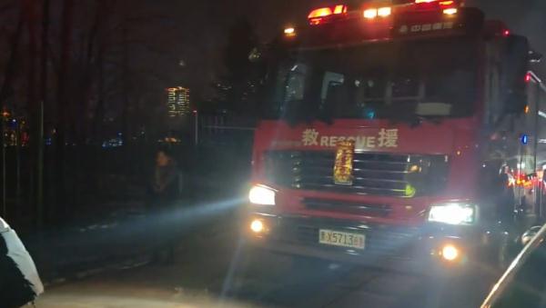 车辆阻塞消防车道,众人徒手抬车…… 车辆阻塞消防车道,众人徒手抬车……