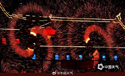视觉盛宴 河南汝州打铁花仿若“瀑布”倾泻而下
