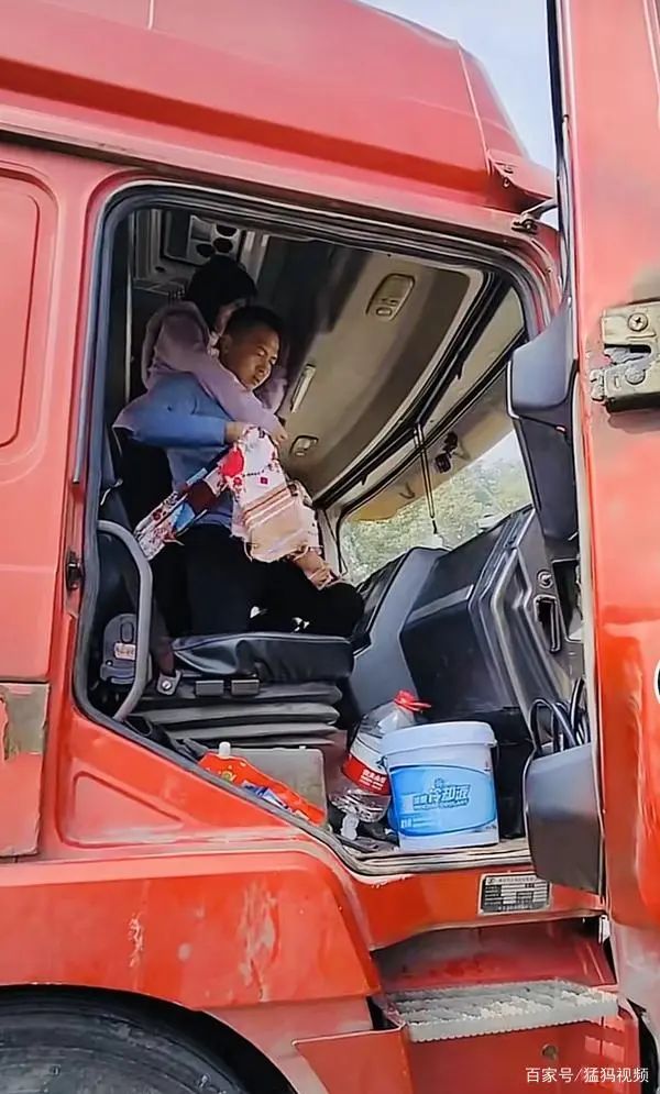 他曾带偏瘫妻子跑货车四年,如今却只剩一人…… 他曾带偏瘫妻子跑货车四年,如今却只剩一人……