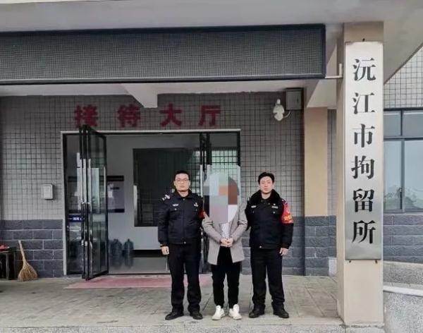 男子酒后滋事谎称KTV涉黄等并报假警20余次,警方:行政拘留 男子酒后滋事谎称KTV涉黄等并报假警20余次,警方:行政拘留