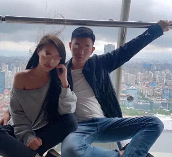 热搜爆了！失去儿女后，她宣布将直播带货