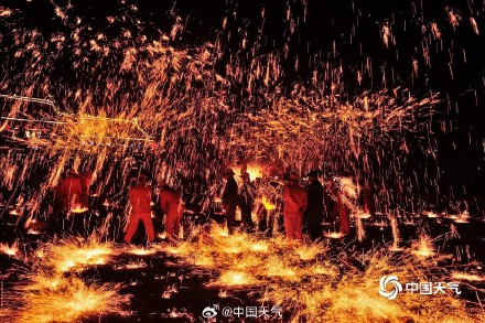 视觉盛宴 河南汝州打铁花仿若“瀑布”倾泻而下