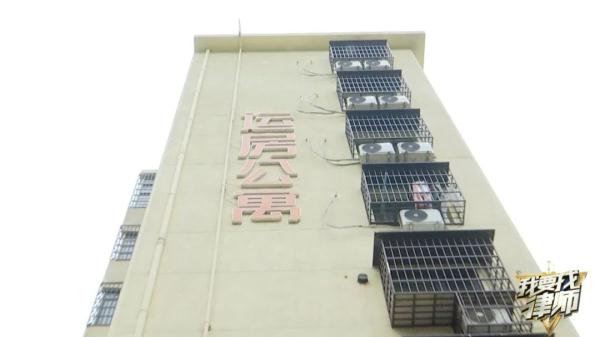 男子未按时交房租被退租,房间物品也不见了!管家:按合同办事 男子未按时交房租被退租,房间物品也不见了!管家:按合同办事