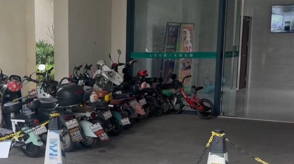 架空层电单车乱停、住宅夹层电单车泛滥！有业主抱怨“住在火药桶上”