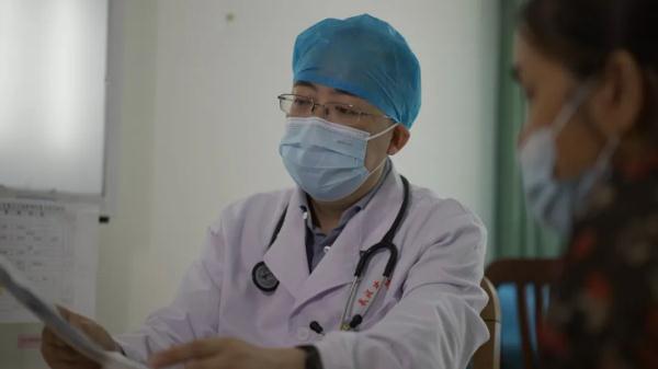 专注“不能呼吸的痛”,他用一把“镜子”和死神争夺“生命要道” 专注“不能呼吸的痛”,他用一把“镜子”和死神争夺“生命要道”