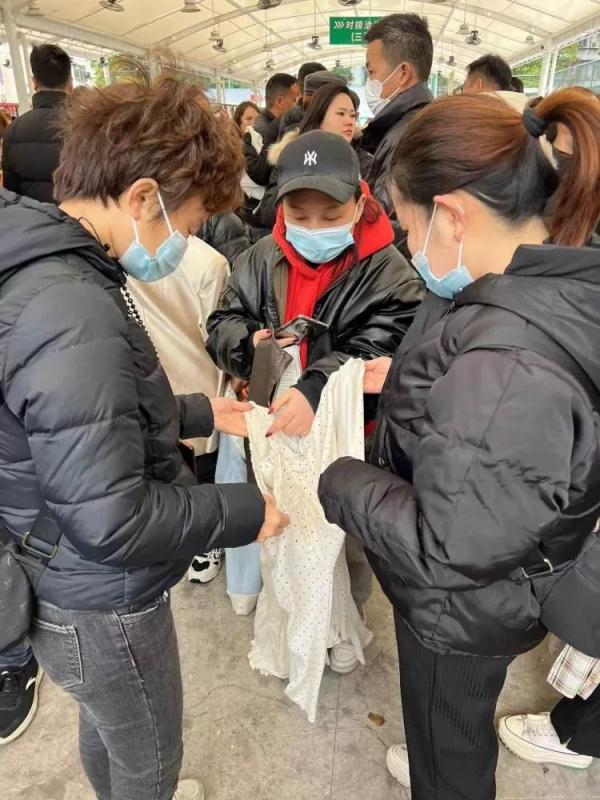 直击广州“制衣村”招工潮：老板列队招工，开出700元日薪