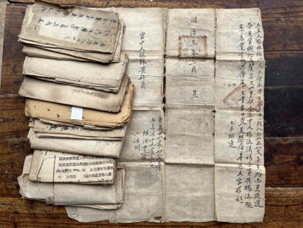 河北邱县发现200多张地契 最早距今158年