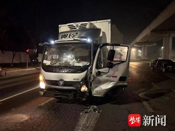 全责，罚200元、记6分！走错道将错就错，小轿车闯红灯被撞