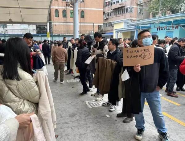 直击广州“制衣村”招工潮：老板列队招工，开出700元日薪