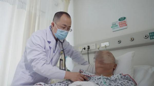 专注“不能呼吸的痛”,他用一把“镜子”和死神争夺“生命要道” 专注“不能呼吸的痛”,他用一把“镜子”和死神争夺“生命要道”