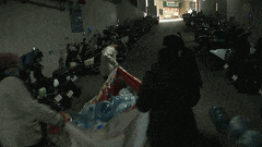 架空层电单车乱停、住宅夹层电单车泛滥！有业主抱怨“住在火药桶上”