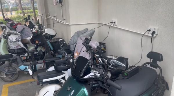 架空层电单车乱停、住宅夹层电单车泛滥！有业主抱怨“住在火药桶上”