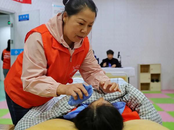 大龄农民工回乡再就业,成为“香饽饽” 大龄农民工回乡再就业,成为“香饽饽”