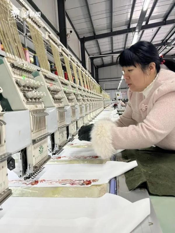 "这里上班时间很自由,操作起来比我们原先手工缝纫简单多了,工资也有