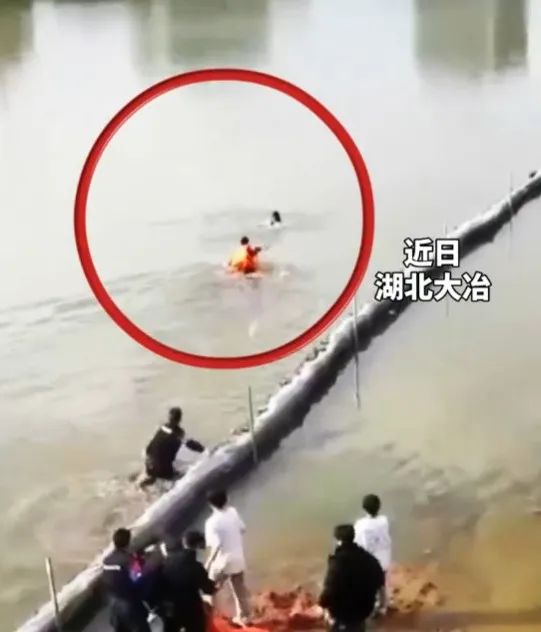 “透骨奇寒...但无论如何也要救上来...”