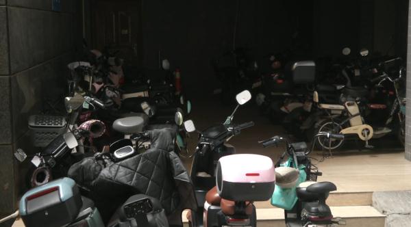 架空层电单车乱停、住宅夹层电单车泛滥！有业主抱怨“住在火药桶上”