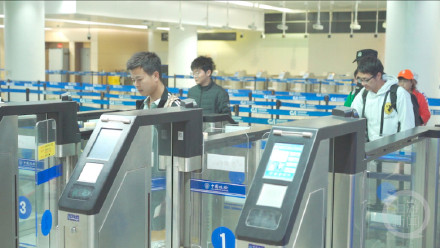 中泰互免签证首日 重庆口岸迎来首批入境旅客