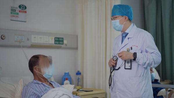 专注“不能呼吸的痛”,他用一把“镜子”和死神争夺“生命要道” 专注“不能呼吸的痛”,他用一把“镜子”和死神争夺“生命要道”