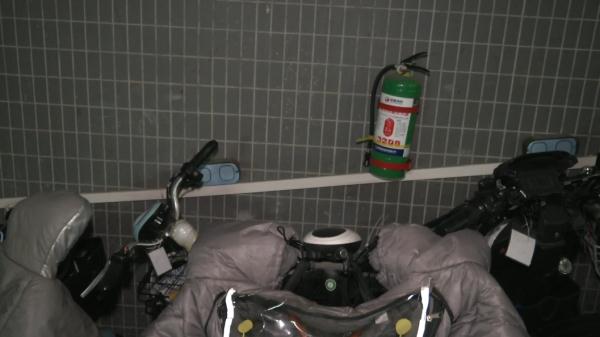 架空层电单车乱停、住宅夹层电单车泛滥！有业主抱怨“住在火药桶上”