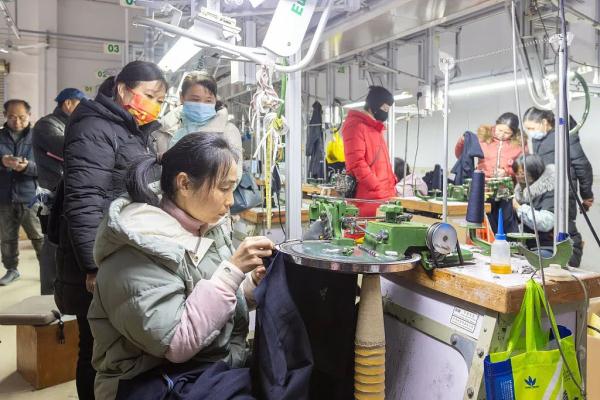 大龄农民工回乡再就业,成为“香饽饽” 大龄农民工回乡再就业,成为“香饽饽”