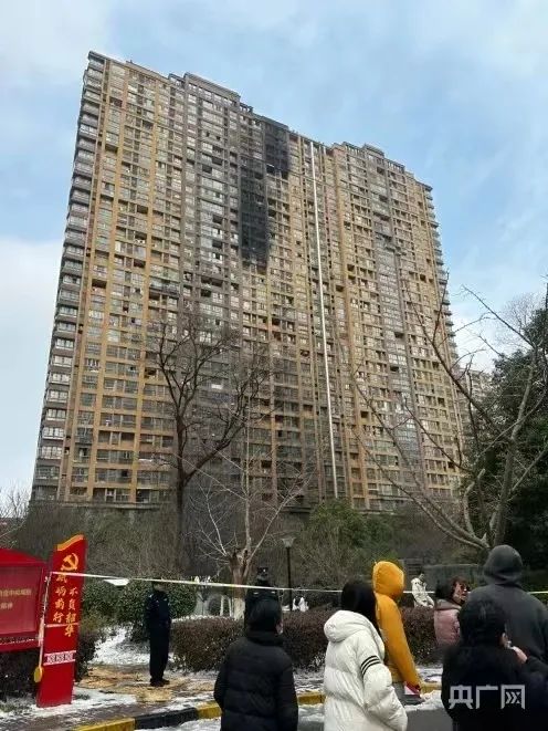 为什么电动车违规停放充电屡禁不止？记者调查致命隐患的背后→