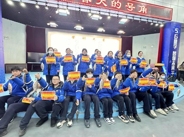 武汉一学校给学生奖五花肉