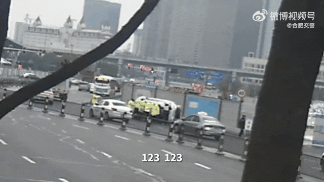 车辆侧翻,暖心一幕在街头上演…… 车辆侧翻,暖心一幕在街头上演……