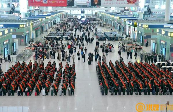 就在南昌西站！这一幕，感动！