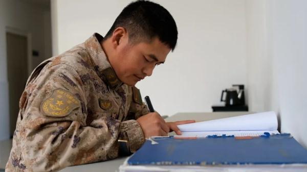 高中学历的王显更坚定了扎根军营的决心从这一刻开始入伍第一年被评为