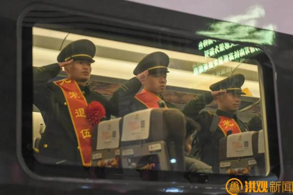 就在南昌西站！这一幕，感动！