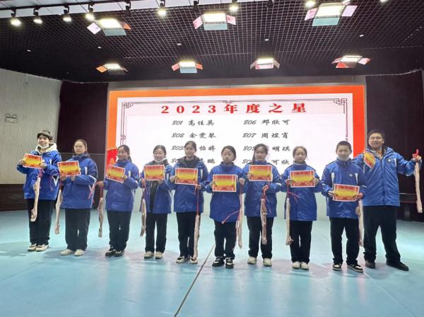 市楚才中学3月1日颁奖典礼上出现的奖品这是武汉一所中学……一把芹菜