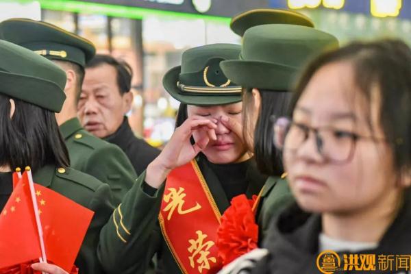 就在南昌西站！这一幕，感动！