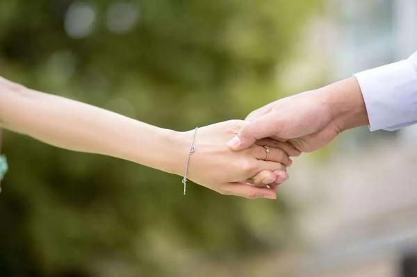 深陷“姐弟恋”被劝说流产，再孕后男方提出分手，女白领决定“出口气”……