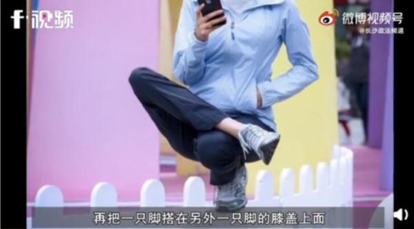 知名女艺人拍照姿势上热搜！网友们纷纷跟风，医生紧急提醒→