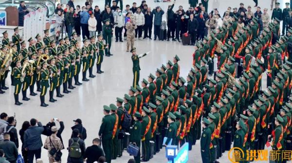 就在南昌西站！这一幕，感动！