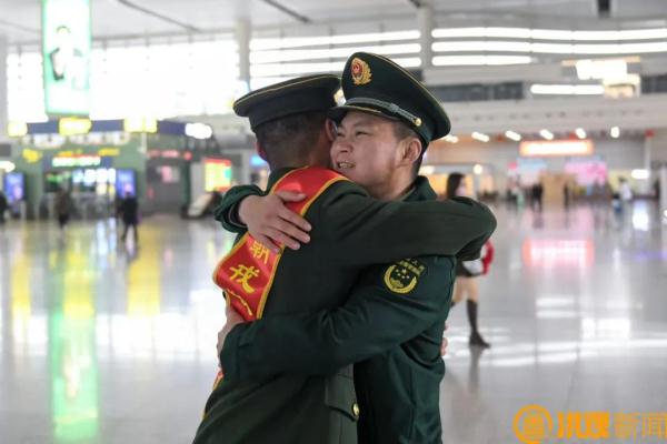 就在南昌西站！这一幕，感动！