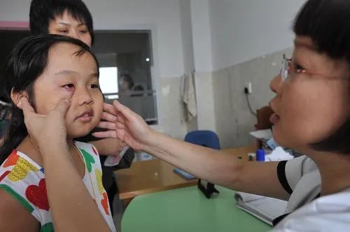 女子这种病传染全家！狗也未能幸免