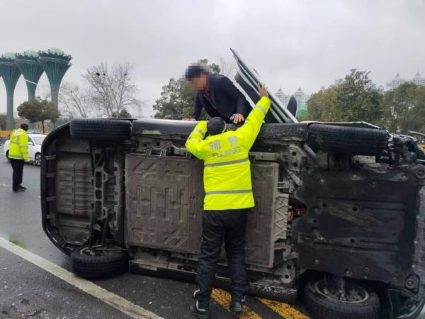 车辆侧翻,暖心一幕在街头上演…… 车辆侧翻,暖心一幕在街头上演……