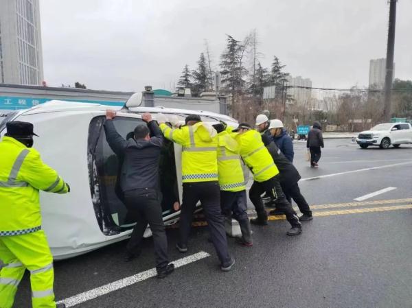 车辆侧翻,暖心一幕在街头上演…… 车辆侧翻,暖心一幕在街头上演……