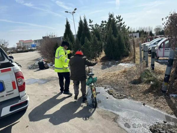 吓出一身冷汗！不知道行人上高速有多危险？