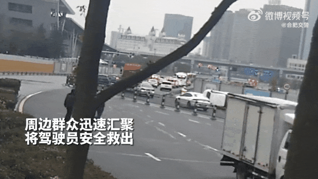 车辆侧翻,暖心一幕在街头上演…… 车辆侧翻,暖心一幕在街头上演……