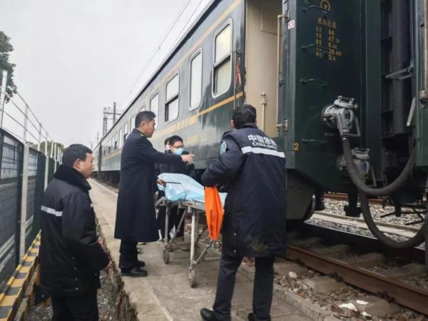 这趟旅客列车,临时停靠货运编组站,为啥? 这趟旅客列车,临时停靠货运编组站,为啥?