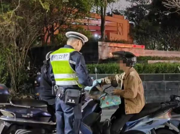 男子骑电动车摔倒后躺卧在地！还好有“它”！