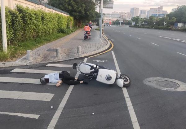 男子骑电动车摔倒后躺卧在地！还好有“它”！