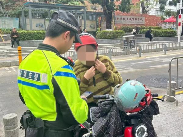 男子骑电动车摔倒后躺卧在地！还好有“它”！