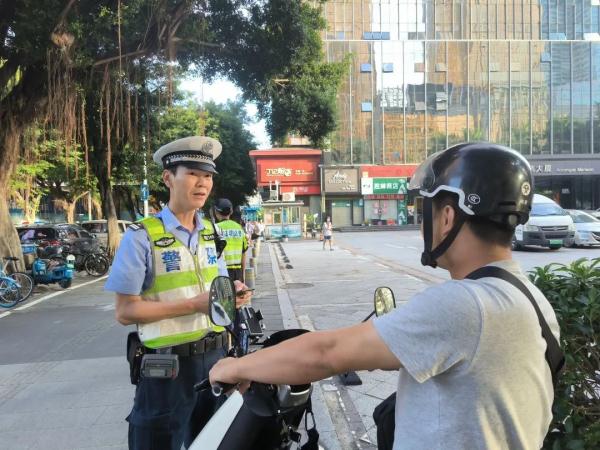 男子骑电动车摔倒后躺卧在地！还好有“它”！