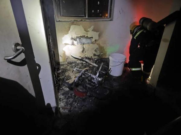 将电动自行车带上17楼充电,夜间起火!车主被拘留3天! 将电动自行车带上17楼充电,夜间起火!车主被拘留3天!