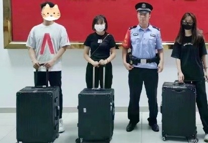 乌龙x3！三旅客列车上同时错拿对方行李箱，铁警迅速帮找回