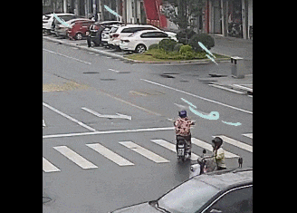 男子骑电动车摔倒后躺卧在地！还好有“它”！